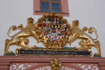 Velký kurfiřtský znak nad nádvorním portálem jižní brány do hlavní zámecké budovy ( © Ivan Grisa 10/2011)