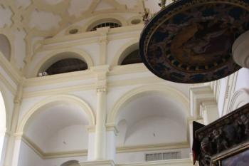 Zámecký kostel: pohled na západní stěnu s kurfiřtskou oratoří (v I. patře) ( © Ivan Grisa 10/2011)