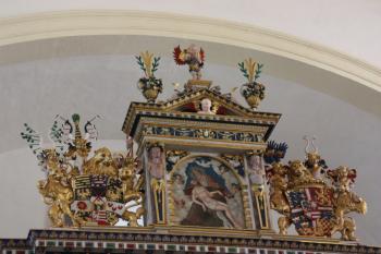 Zámecký kostel: nástavec hlavního oltáře se znaky Augusta I. a jeho manželky ( © Ivan Grisa 10/2011)