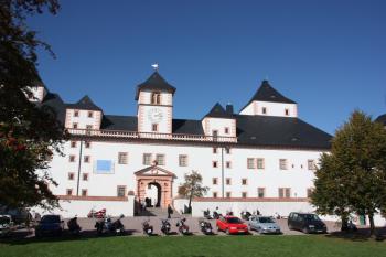 Jižní průčelí hlavní zámecké budovy od studničního stavení (Brunnenhaus) ( © Ivan Grisa 10/2011)