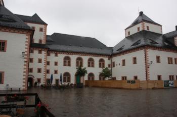 Zleva Lipový dům, zámecký kostel a Kuchyňský dům ( © Ivan Grisa 07/2009)