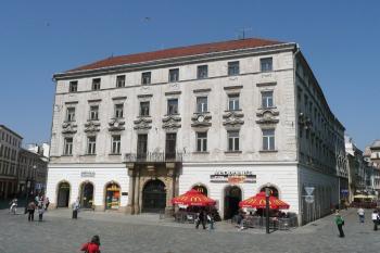 vstupní průčelí Salmova paláce od sloupu Nejsvětější Trojice ( © Jan P. Štěpánek 04/2009)