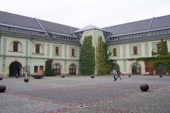 Olomouc - Tereziánská zbrojnice - nádvoří - jižní a západní křídlo (© Ivo Rozehnal, 09/2011)