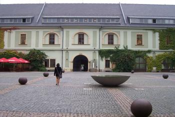 Olomouc - Tereziánská zbrojnice - pohled na vstupní severní křídlo (© Ivo Rozehnal, 09/2011)