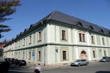 nároží zbrojnice z křižovatky ulice Wurmovy a Křížkovského ( © Jan P. Štěpánek 04/2009)