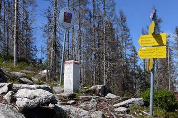 Mezník, cedule a rakouské značení pod vrcholem cestou na jihovýchod (© Jiří Cukr, 07/2009)