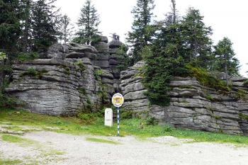 Skály na vrcholu Třístoličníku (© Jiří Cukr, 07/2009)