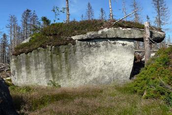 Skalní útvar Stifterova stříška při cestě na Plechý (© Jiří Cukr, 07/2009)