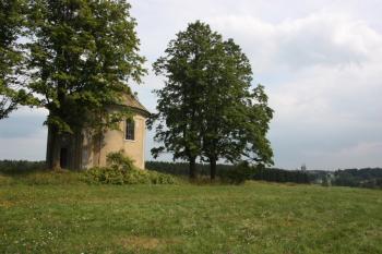 Kaple od severozápadu, vpravo v pozadí věže klášterního kostela ( © Ivan Grisa 08/2009)