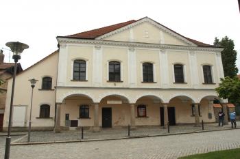 uliční průčelí synagogy ( © Milan Caha 07/2009)