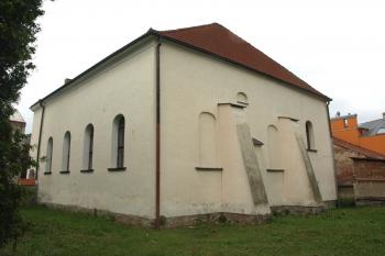 zadní strana synagody ( © Milan Caha 07/2009)