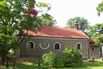 pohled z jihozápadu z plochy bývalého hřbitova ( © Milan Caha 07/2009)