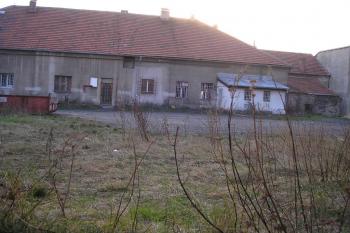Libušská čp. 1 - Ze zahrady (© Matěj Kadlec, 03/2007)
