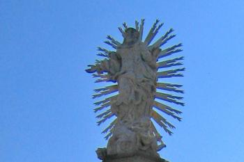 Panna Marie Immaculata na vrcholu sloupu. ( © Pavel Vítek 07/2009)
