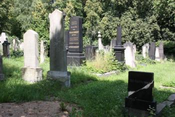 Náhrobky ve formě zlomených antických sloupů v západní polovině hřbitova ( © Ivan Grisa 07/2009)