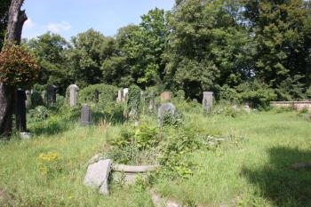 Vyvýšenina ve středu východní poloviny hřbitova ( © Ivan Grisa 07/2009)