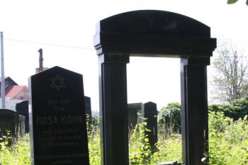 Náhrobek bez nápisové desky v západní polovině hřbitova ( © Ivan Grisa 07/2009)