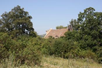 Kostel od jihovýchodu, z cesty po úbočí Křížového vrchu ( © Ivan Grisa 08/2009)