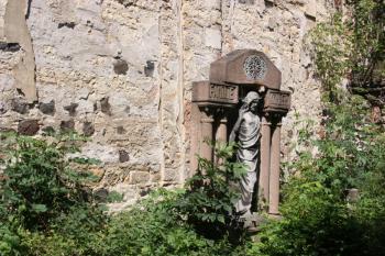 Náhrobek rodiny Köhlerových, jeden z mála zachovaných na bývalém hřbitově ( © Ivan Grisa 08/2009)