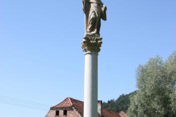 Sloup od východu se skládkou průmyslového odpadu v pozadí ( © Ivan Grisa 08/2009)