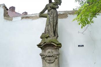 Socha sv. Aloise u kostela dílo B. Edera z roku 1769 (© František Kinař, 05/2012)