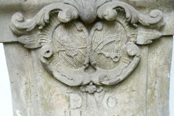 Socha sv. Aloise u kostela detail podstavce (© František Kinař, 05/2012)