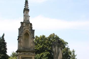 Novogotický náhrobek severně od kostela ( © Ivan Grisa 07/2009)