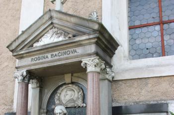 Hrobka rodiny Bačinovy u severní stěny kostela ( © Ivan Grisa 07/2009)