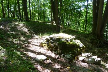 pozůstatky hradu Starý hrad (© Vlastislav Mareček, 08/2016)