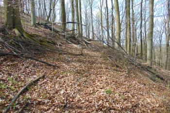 Severní přihrádek, kudy vedla cesta do vlastního hradu (© Dušan Dohňanský  04/2021)