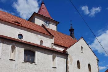 Kostel od jihu z Hradební ulice (© Jiří Cukr 07/2016)