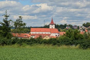 Kostel od jihu od silnice do Velkých Hydčic (© Jiří Cukr 07/2016)