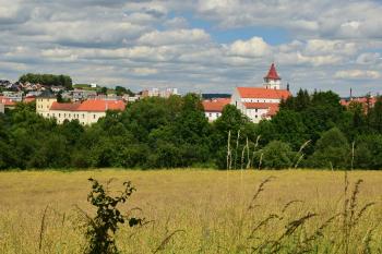 Panorama města s kostelem a zámkem od jihozápadu (© Jiří Cukr 07/2016)