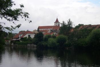 Kostel od jihovýchodu, z protějšího břehu Otavy ( © Hana Grisová 07/2009)