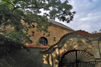Průhled na kostel přes vrata od bývalé fary ( © Pavel Vítek 07/2009)