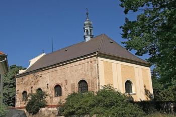 Pohled na kostel ze zahrady bývalé fary ( © Pavel Vítek 07/2009)