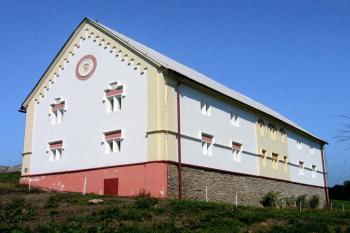 Sýpka, kdysi součást zámeckého hospodářství ( © Pavel Vítek 06/2007)