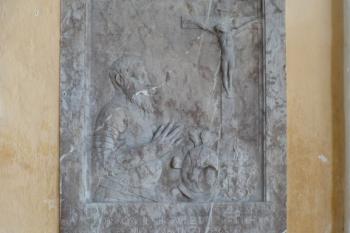 náhrobník Zdeňka Berky z Dubé na Rychmburce (+23.9. 1572) v boční zdi presbytáře (© Petr Jína, 08/2009)