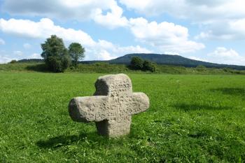 smírčí kříž a v pozadí Ostaš ( © Milan Caha 08/2009)