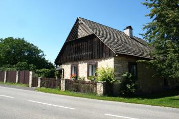 stavení čp. 23 - vybudované z materiálu tvrze, snad na jejím místě (© Milan Caha 08/2009)