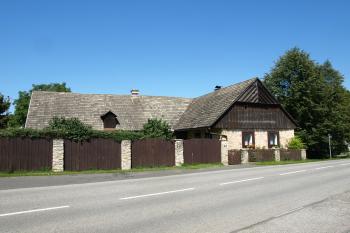 stavení čp. 23 vybudované z materiálu tvrze (© Milan Caha 08/2009)