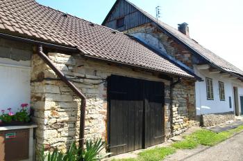 obvodové zdi synagogy, ve štítě vedlejšího domu je otisk klenby ( © Milan Caha 08/2009)