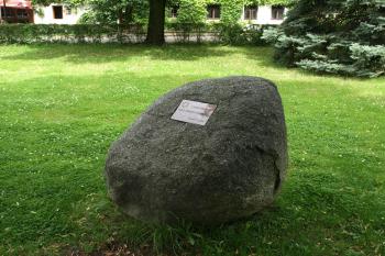 památník židovským obyvatelům Petrovic na náměstí ( © Milan Caha 08/2009)