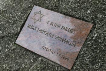 památník židovským obyvatelům Petrovic na náměstí ( © Milan Caha 08/2009)