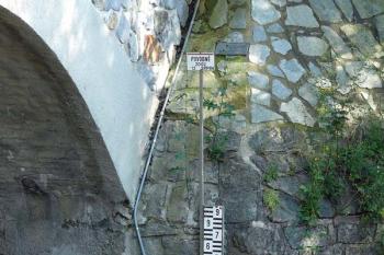 Značka o výšce hladiny při povodních v roce 2002 (© Jiří Cukr, 08/2009)