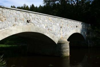 Most přes Stropnici v Borovanech (© Jiří Cukr, 08/2009)