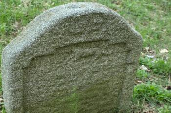 nezvyklý reliéf na náhrobku - snad liška ( © Milan Caha 09/2009)