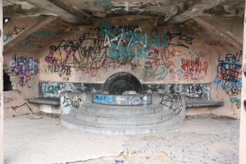 Zdevastované zátiší s kašnou v přízemí věže ( © Ivan Grisa 08/2009)