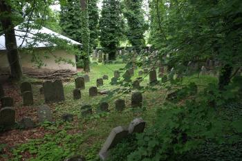 plocha hřbitova a obřadní síň ( © Milan Caha 08/2009)