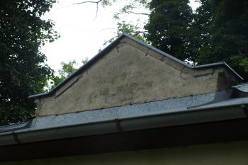 štít obřadní síně ( © Milan Caha 08/2009)